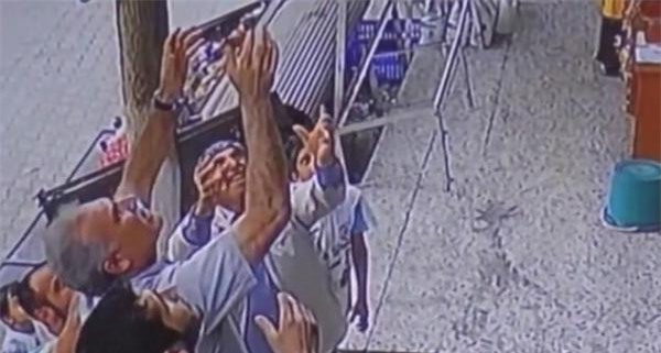 Bé gái thoát chết dù bị ngã từ ban công chung cư nhờ hành động giải cứu thông minh của những người qua đường - Ảnh 3.