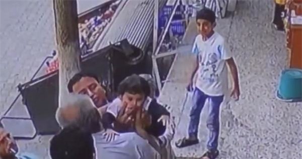 Bé gái thoát chết dù bị ngã từ ban công chung cư nhờ hành động giải cứu thông minh của những người qua đường - Ảnh 4.