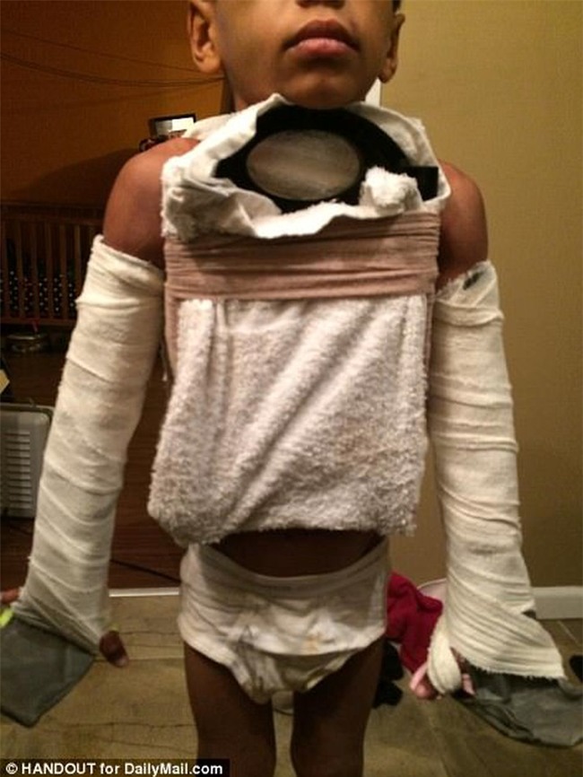 Nước Mỹ căm phẫn câu chuyện cặp vợ chồng bỏ đói, tra tấn con tới chết rồi đem xác cho lợn ăn - Ảnh 2.