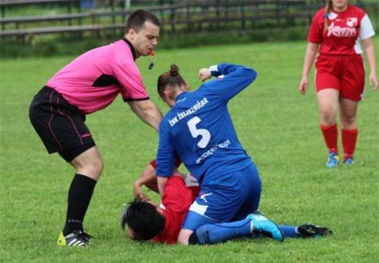 Nữ cầu thủ hạ knock-out đối phương ngay trước mặt trọng tài - Ảnh 1.