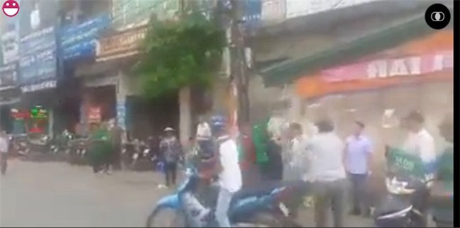 Hà Nội: Xe ôm truyền thống và GrabBike cầm mũ bảo hiểm lao vào đánh nhau - Ảnh 1.