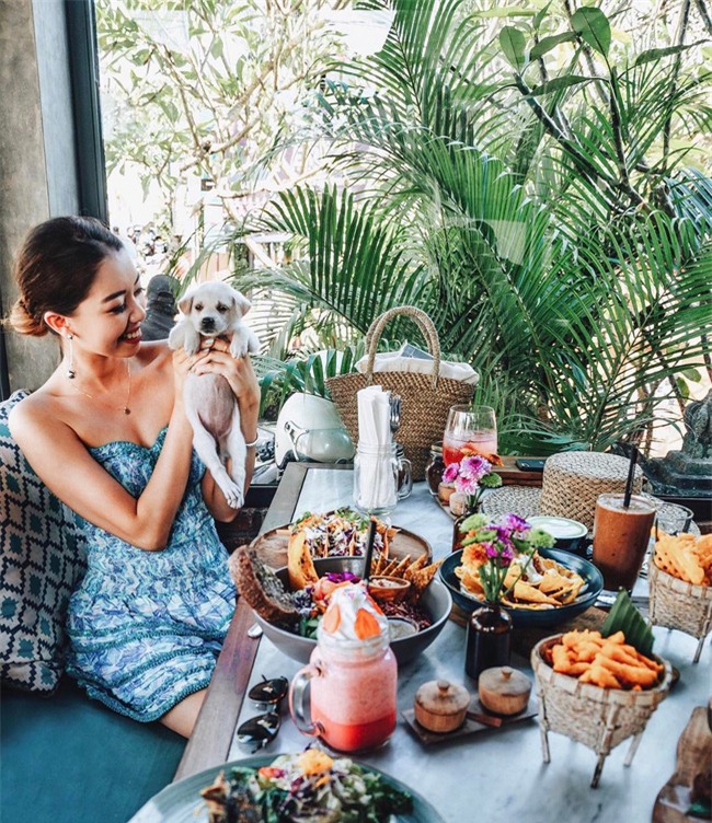 Thời tiết nắng nóng, các quý cô châu Á thi nhau mặc đồ cực mỏng và cực điệu - Ảnh 22.