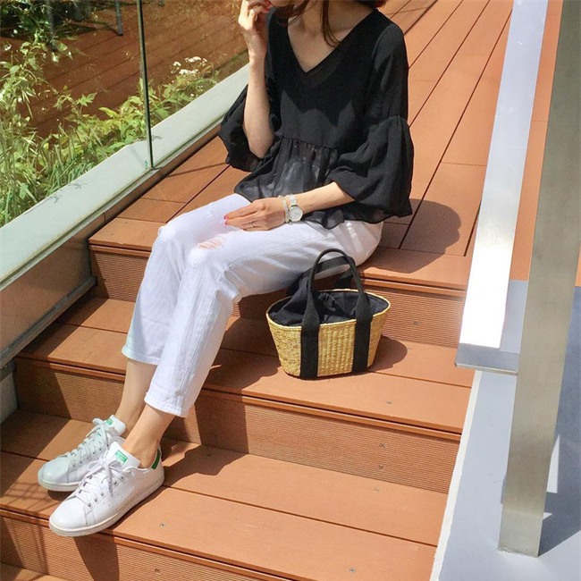 Thời tiết nắng nóng, các quý cô châu Á thi nhau mặc đồ cực mỏng và cực điệu - Ảnh 7.