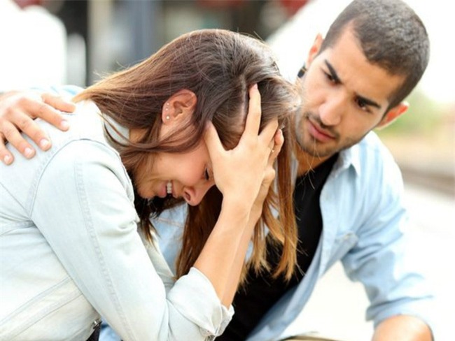 Bỗng một ngày bạn gái chạy đến khóc lóc và kể lể với tôi chuyện sét đánh này - Ảnh 1.