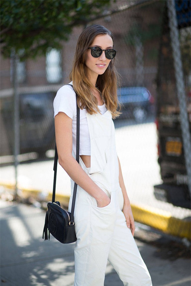 Chỉ là áo phông trắng thôi, nhưng nó diện với món đồ nào cũng đẹp - Ảnh 16.