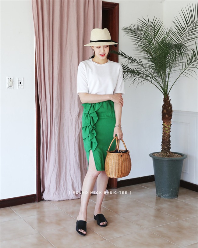 Chỉ là áo phông trắng thôi, nhưng nó diện với món đồ nào cũng đẹp - Ảnh 29.
