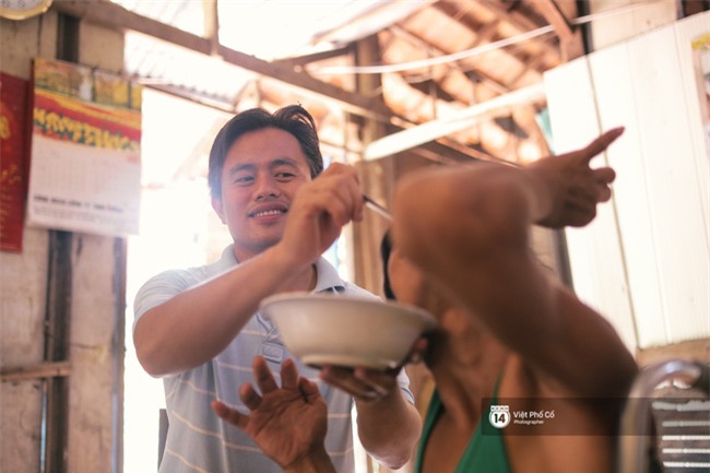 Có một người chồng như thế: Ở rể, không sinh con, dành hết thời gian nuôi mẹ vợ và 3 đứa cháu tật nguyền của vợ - Ảnh 17.