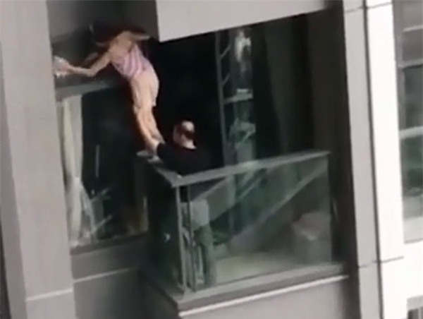 Lau cửa kính theo cách... liều, cặp vợ chồng trẻ khiến người khác thấp thỏm - Ảnh 2.