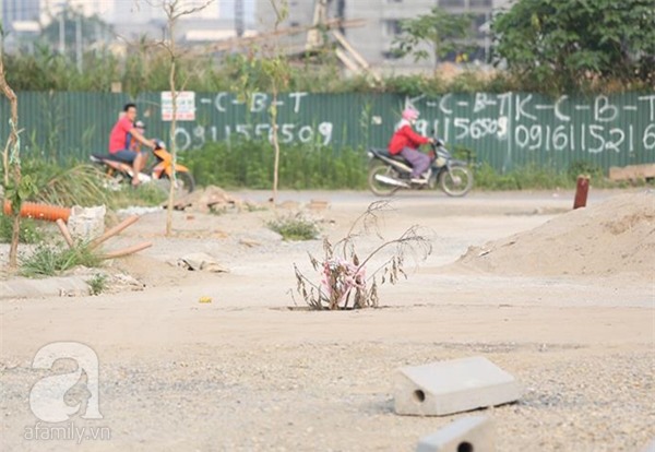 Hà Nội: Người dân bỏ... nhà chạy lấy người vì đường cao hơn nền nhà cả mét - Ảnh 10.