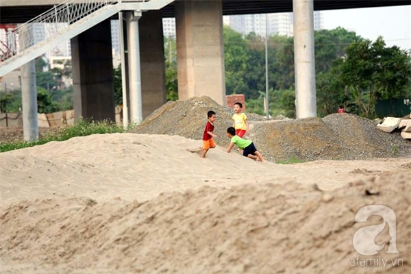 Hà Nội: Người dân bỏ... nhà chạy lấy người vì đường cao hơn nền nhà cả mét - Ảnh 11.