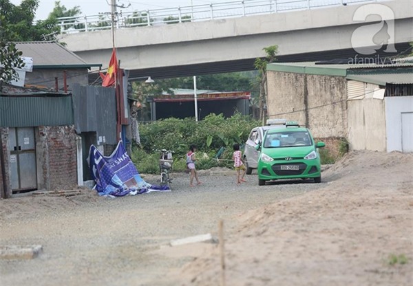Hà Nội: Người dân bỏ... nhà chạy lấy người vì đường cao hơn nền nhà cả mét - Ảnh 12.
