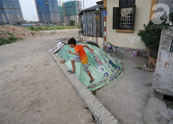 Hà Nội: Người dân bỏ... nhà chạy lấy người vì đường cao hơn nền nhà cả mét - Ảnh 2.