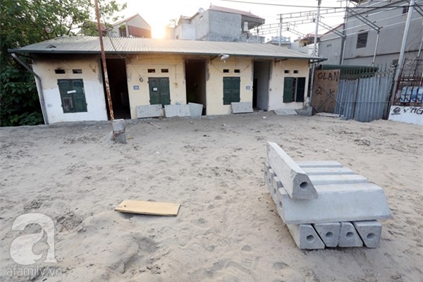 Hà Nội: Người dân bỏ... nhà chạy lấy người vì đường cao hơn nền nhà cả mét - Ảnh 5.