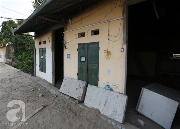 Hà Nội: Người dân bỏ... nhà chạy lấy người vì đường cao hơn nền nhà cả mét - Ảnh 8.