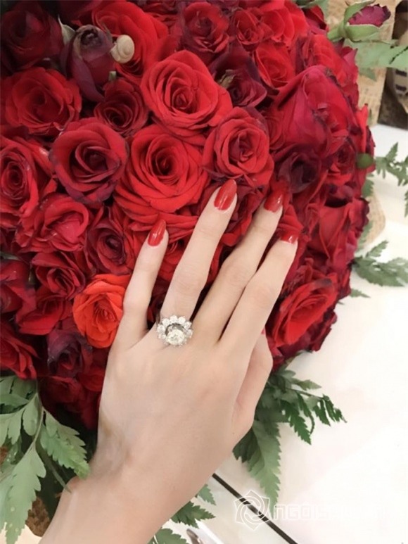 sao việt, phan thị mơ, phan thị mơ được tặng nhẫn, phan thị mơ và bạn trai đại gia, mỹ nhân việt được tặng quà đắt tiền