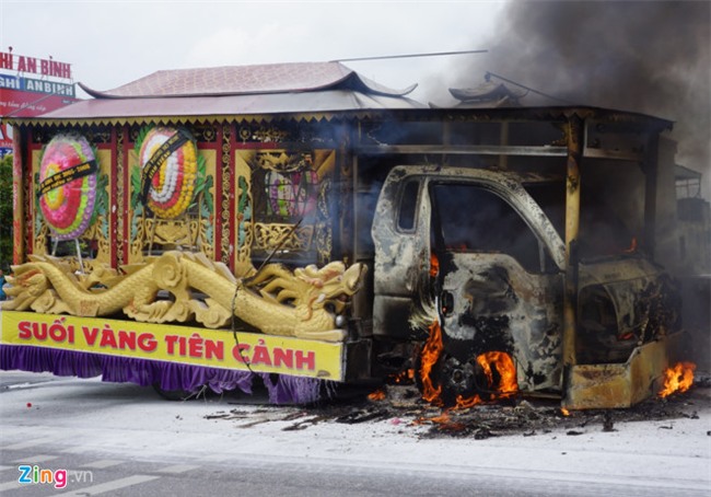 Xe tang boc chay ngun ngut giua quoc lo hinh anh 1