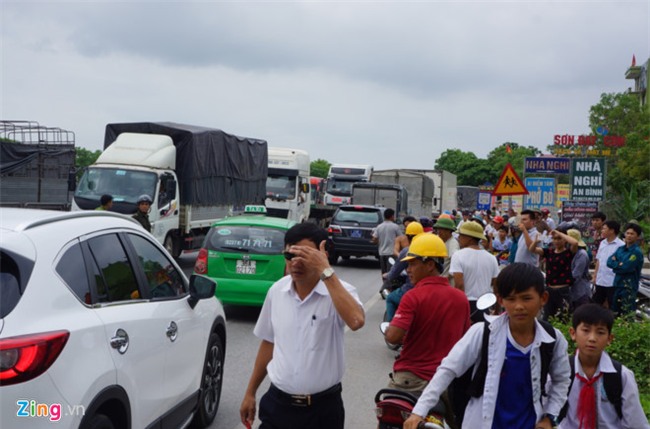 Xe tang boc chay ngun ngut giua quoc lo hinh anh 2