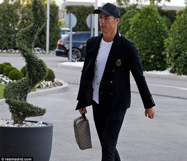 Ronaldo và đồng đội sành điệu trước bán kết lượt về Champions League - Ảnh 1.