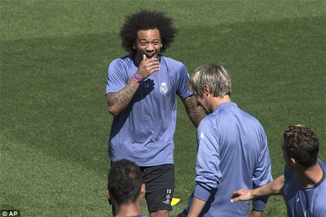 Ronaldo và đồng đội sành điệu trước bán kết lượt về Champions League - Ảnh 7.