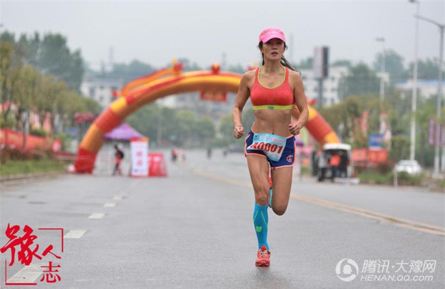 Ai mà tin được người phụ nữ sở hữu thân hình khỏe khoắn với những đường cong quyến rũ này đã ngoài 50 tuổi - Ảnh 3.