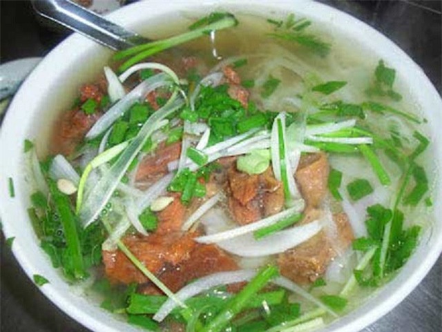 Người tiêu dùng có thể dùng que thử được bán sẵn hoặc dùng bột nghệ cho vào, nếu thấy bún chuyển sang màu xám thì trong đó có chứa hàn the. Ảnh minh họa