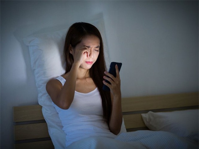 Tuyệt đối không dùng điện thoại trước khi ngủ.