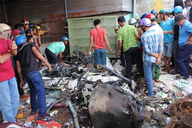 Người dân giúp dọn hiện trường và đưa các nạn nhân đi cấp cứu