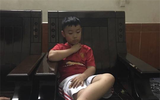 Tuấn Minh trong bộ áo bóng đá của đội Manchester United. Ảnh: Phan Hường