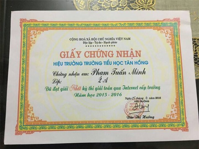 Giấy khen của Tuấn Minh được giải Nhất cuộc thi giải toán trên Internet.