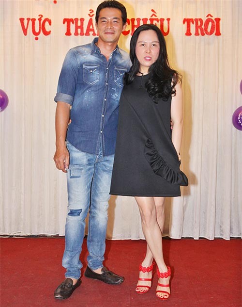 Phượng Chanel đến chúc mừng Quách Ngọc Ngoan trong buổi tiệc đóng máy phim Vực thẳm chiều trôi.