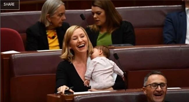 ba me uc gay sot vi cho con bu ngay trong phong hop quoc hoi hinh anh 1