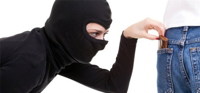 Nghe lời kẻ lừa đảo, người phụ nữ ngây thơ đổ nguyên chai coca vào máy ATM để đòi tiền bị mất - Ảnh 2.