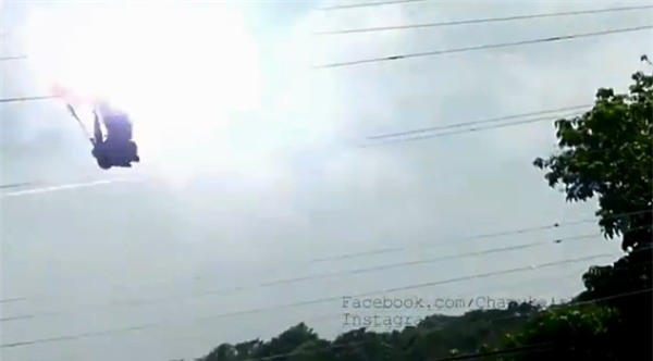 Gặp sự cố bất ngờ, lính nữ nhảy dù suýt chết vì đường điện cao thế - Ảnh 2.