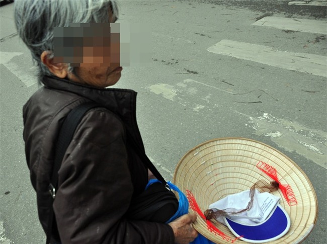 Tô hủ tiếu, tờ 5 nghìn đồng và lời đề nghị không thể chối từ của bà lão ăn xin - Ảnh 2.