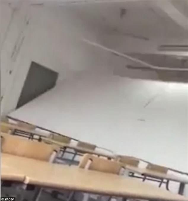 Tường phòng học đổ sập, giảng viên vẫn tiếp tục bài dạy như bình thường - Ảnh 2.