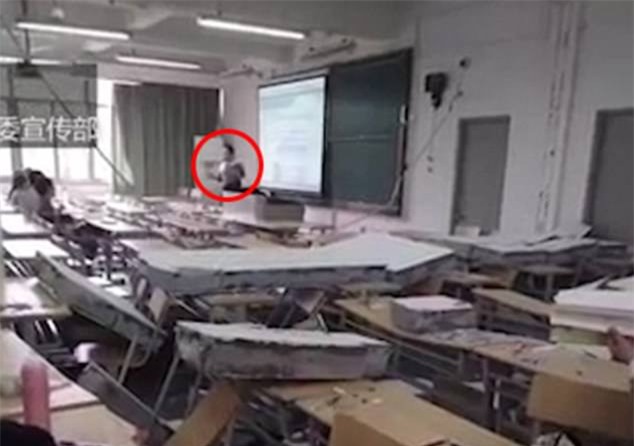 Tường phòng học đổ sập, giảng viên vẫn tiếp tục bài dạy như bình thường - Ảnh 3.