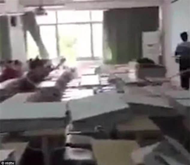 Tường phòng học đổ sập, giảng viên vẫn tiếp tục bài dạy như bình thường - Ảnh 4.