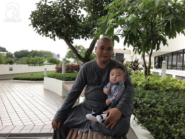 Bé Phạm Đức Lộc phục hồi diệu kỳ, não phát triển và chuẩn bị xuất viện tại Singapore - Ảnh 8.
