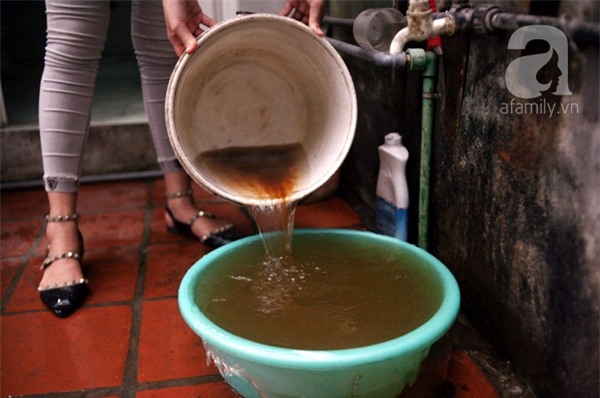 Kinh hoàng cảnh nước sạch bẩn hơn nước sông Tô Lịch giữa Hà Nội - Ảnh 6.