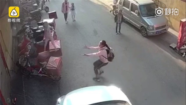 Nữ sinh lớp 6 được ca ngợi vì cố gắng đỡ bé 2 tuổi rơi từ cửa sổ tầng 3 - Ảnh 2.