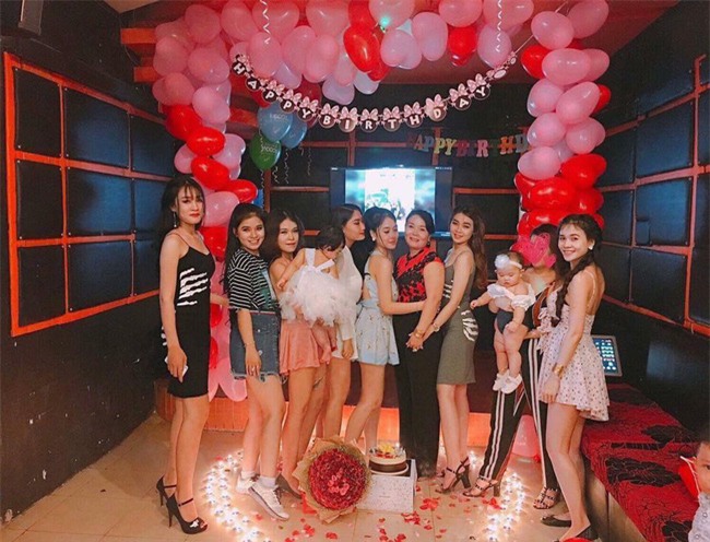 Ai cũng nghĩ người mẹ được 7 con tổ chức tiệc sinh nhật màu hồng này may mắn, cho đến khi biết sự thật... - Ảnh 1.