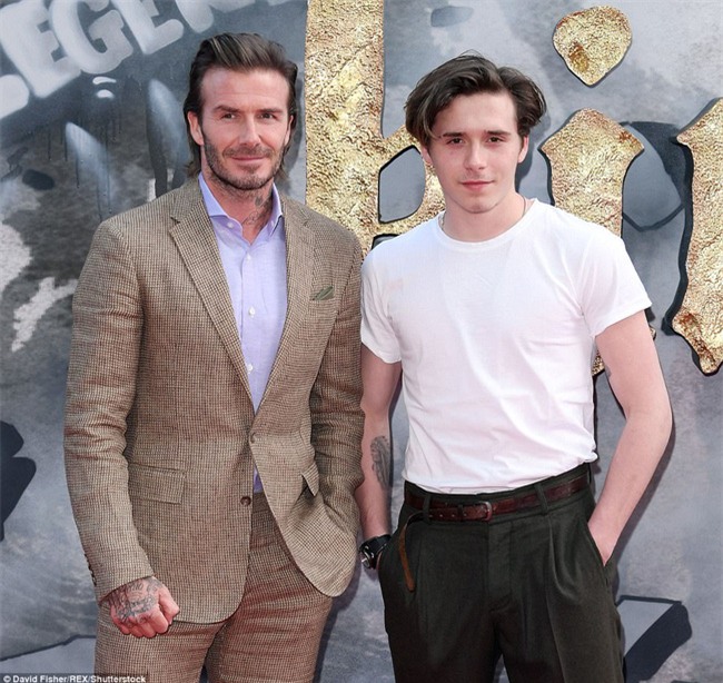 42 tuổi, David Beckham vẫn quá phong độ, làm lu mờ cả cậu con trai 18 trên thảm đỏ - Ảnh 1.