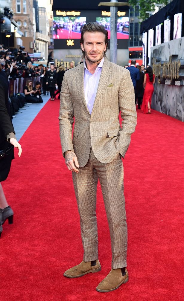 42 tuổi, David Beckham vẫn quá phong độ, làm lu mờ cả cậu con trai 18 trên thảm đỏ - Ảnh 4.