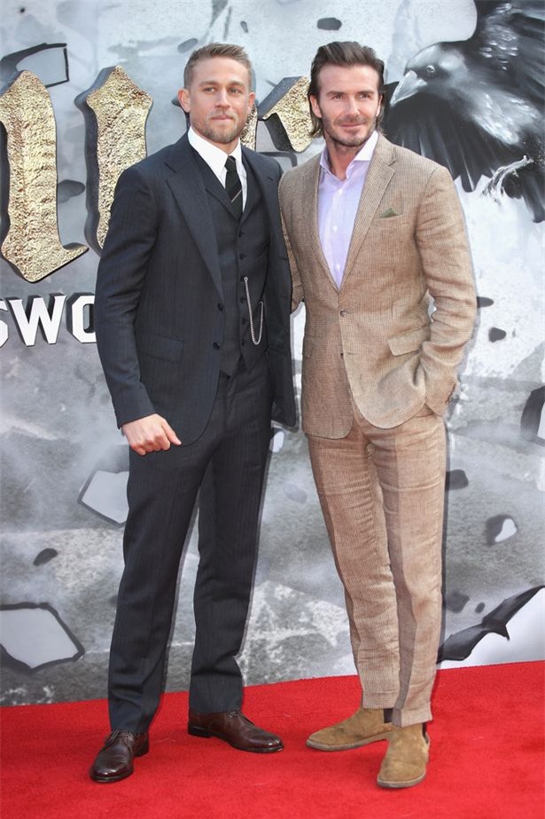 42 tuổi, David Beckham vẫn quá phong độ, làm lu mờ cả cậu con trai 18 trên thảm đỏ - Ảnh 6.