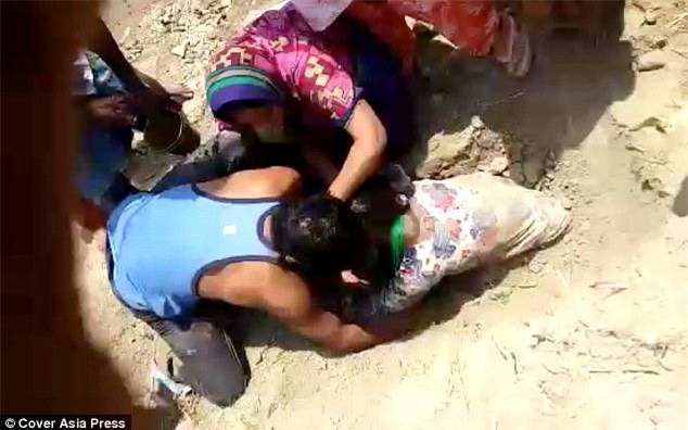 Thiếu nữ bị chôn sống gần 2 giờ chỉ vì gia đình không bán đất cho nhà giàu - Ảnh 2.