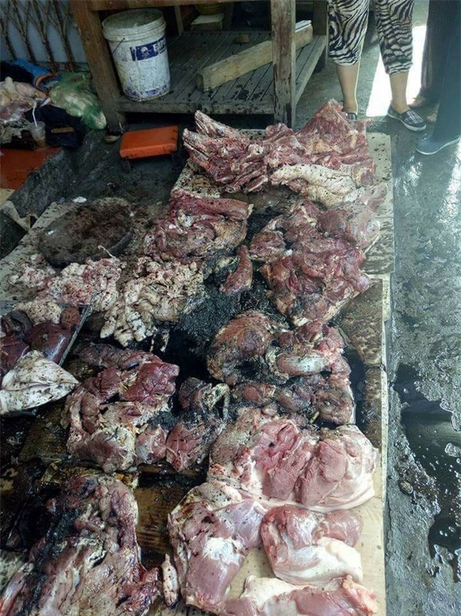 Hải Phòng: Phẫn nộ clip người phụ nữ bị hắt dầu luyn trộn chất thải khắp sạp thịt chỉ vì bán thịt lợn giá rẻ - Ảnh 2.