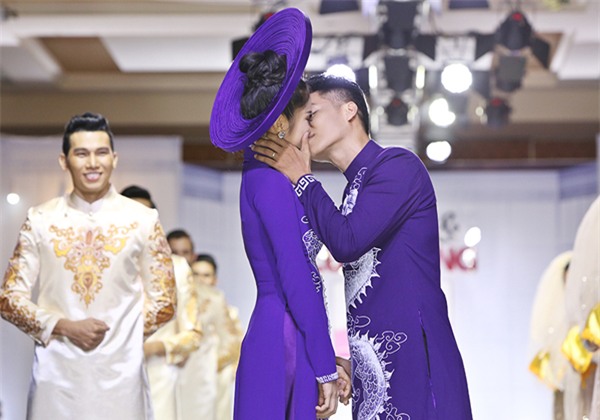 Bạn trai trẻ khóa môi Lê Phương nồng nàn trên sân khấu