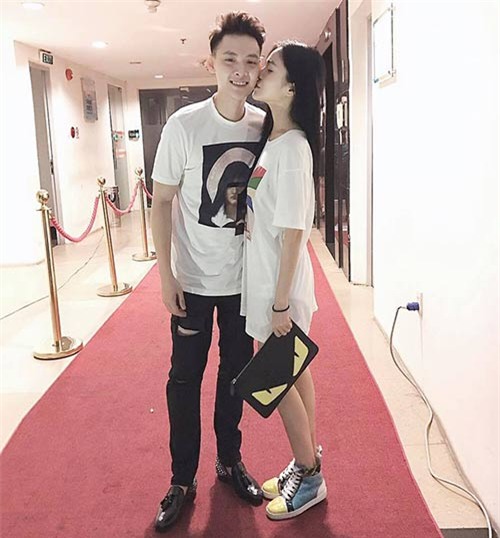 yeu 150 ngay, chang trai choang vang khi mo cua phong thay ban gai goi cam tang mon qua nay - 1