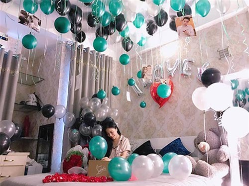 yeu 150 ngay, chang trai choang vang khi mo cua phong thay ban gai goi cam tang mon qua nay - 2