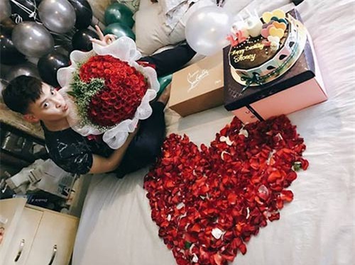 yeu 150 ngay, chang trai choang vang khi mo cua phong thay ban gai goi cam tang mon qua nay - 4